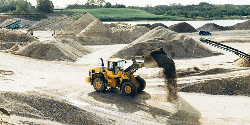 Gul gravemaskine i grusgrav